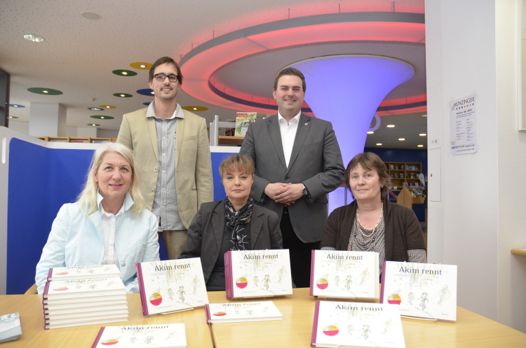 Grüne spenden Klassensatz des Buches „Akim rennt“ an die Stadtbibliothek