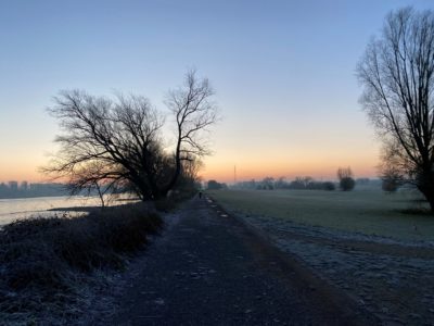 Morgengrauen am Rhein